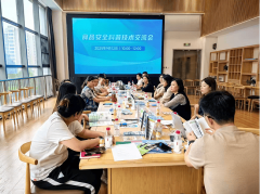 过实物演示、互动模仿、现场实操等形式